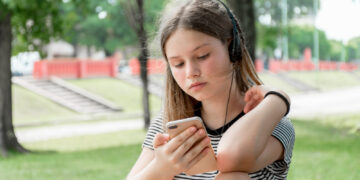 Τρεισήμισι μήνες τον χρόνο περνούν οι έφηβοι μπροστά στην οθόνη του κινητού και στα social media