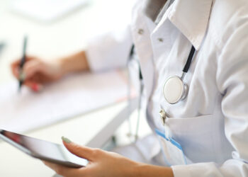 Πώς το κάποτε πρότυπο Βρετανικό ΕΣΥ (το NHS) κατέρρευσε κι έγινε ο Άγγλος Ασθενής