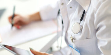 Πώς το κάποτε πρότυπο Βρετανικό ΕΣΥ (το NHS) κατέρρευσε κι έγινε ο Άγγλος Ασθενής