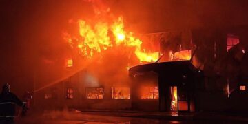 Φωτιά στην “Καραμολέγκος”: Συνασφαλιστικό σχήμα 9 εταιρειών στην κάλυψη