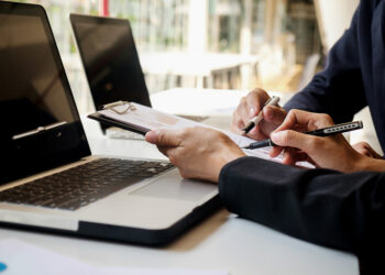 Κοινό «μέτωπο» ΕΕΑ και σωματείων διαμεσολάβησης για τον αθέμιτο ανταγωνισμό