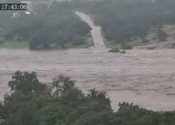 Πως ανέβηκε σε 45 λεπτά 8 μέτρα το νερό στο Texas (video)