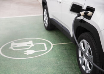 Στη μάχη για τα υβριδικά και τα ηλεκτρικά ΙΧ τα δίκτυα πωλήσεων