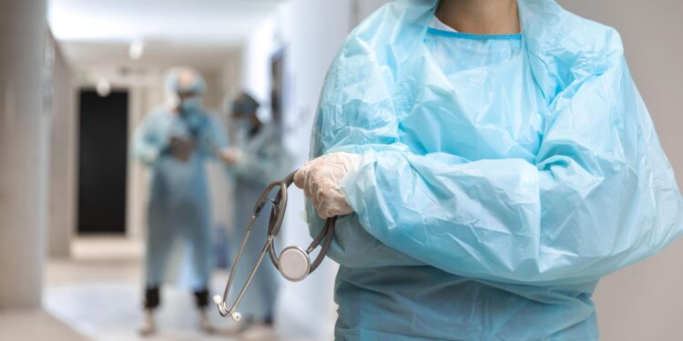 Καμπανάκι για υπερβολικές ανατιμήσεις στα ασφάλιστρα υγείας