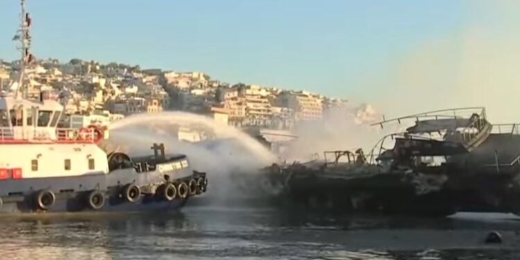 Κάηκαν ολοσχερώς 4 σκάφη στην Μαρίνα Ζέας