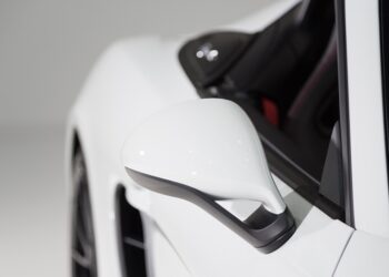 Γιατί κάποιοι οδηγοί Tesla προμηθεύονται εργαλεία διαφυγής