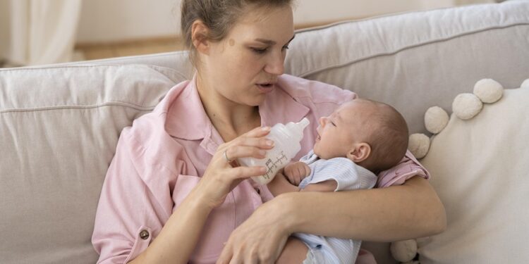 Καθορίζονται αυστηρά όρια για τις τοξίνες στο βρεφικό γάλα μετά τις μαζικές ανακλήσεις