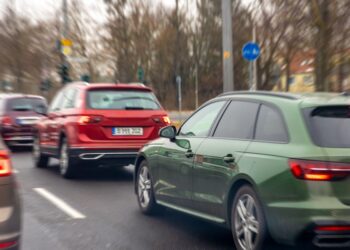 Δύο διαφορετικές… ματιές στα ασφάλιστρα οχημάτων