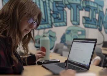 ΑΙ chatbot παραδίδει καθημερινά 2ωρο μάθημα σε σχολείο